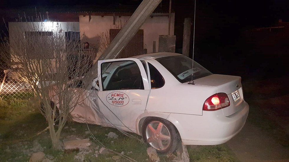 Un remís  chocó un poste de luz