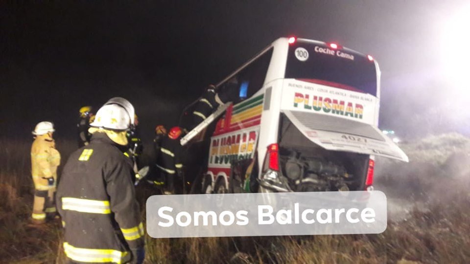 Se despistó un micro de la empresa Plusmar en la ruta 55