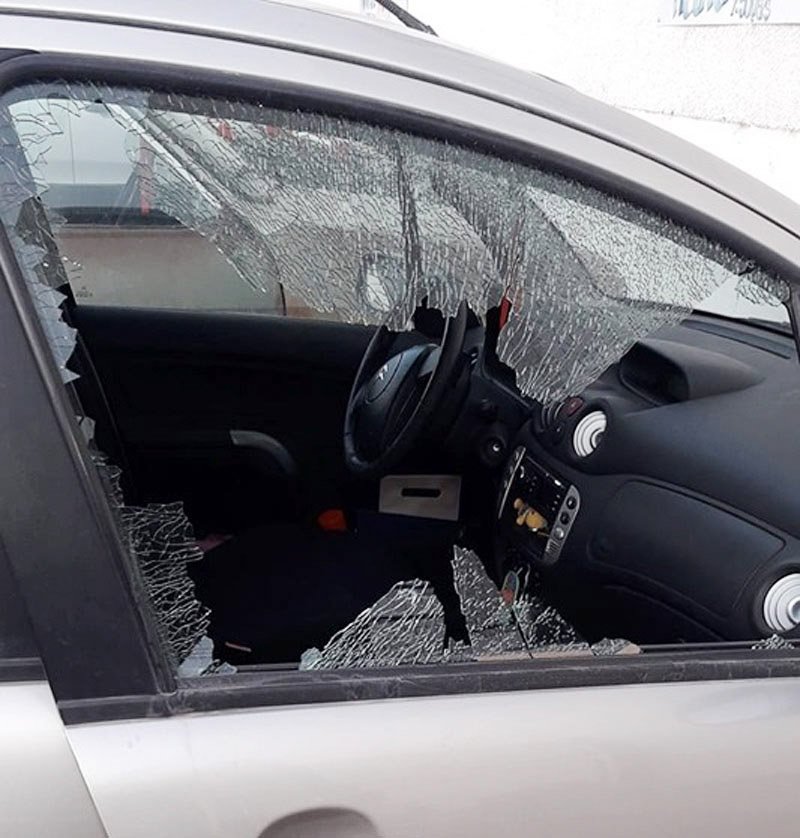 Le rompieron un vidrio del auto y le robaron la cartera