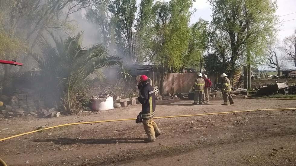 El fuego consumió en su totalidad una vivienda