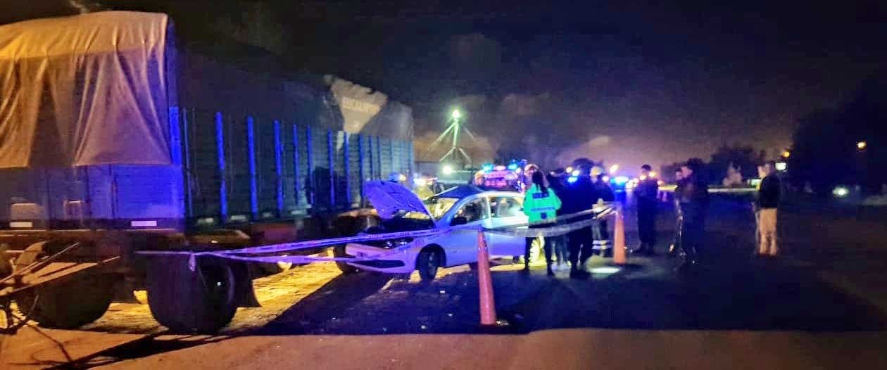 Trágico accidente: un auto impactó contra un acoplado