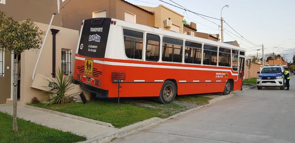 Colectivo fuera de control  impactó un pilar de luz