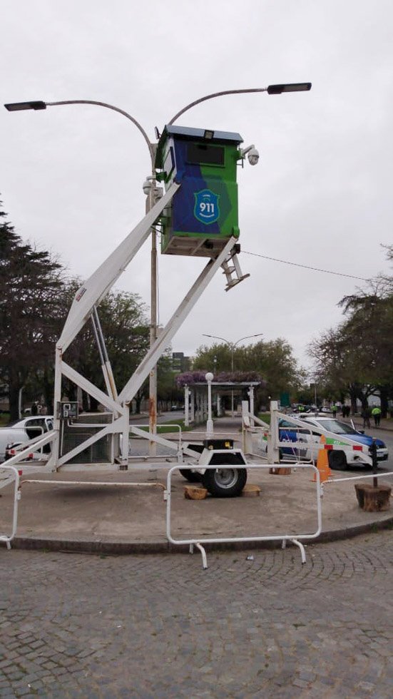 Instalan torre de video de observación en plaza Libertad