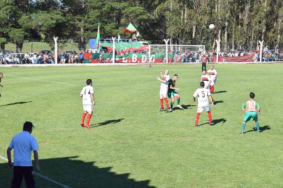Fútbol: goles, clasificaciones y gran  presencia de público en las canchas