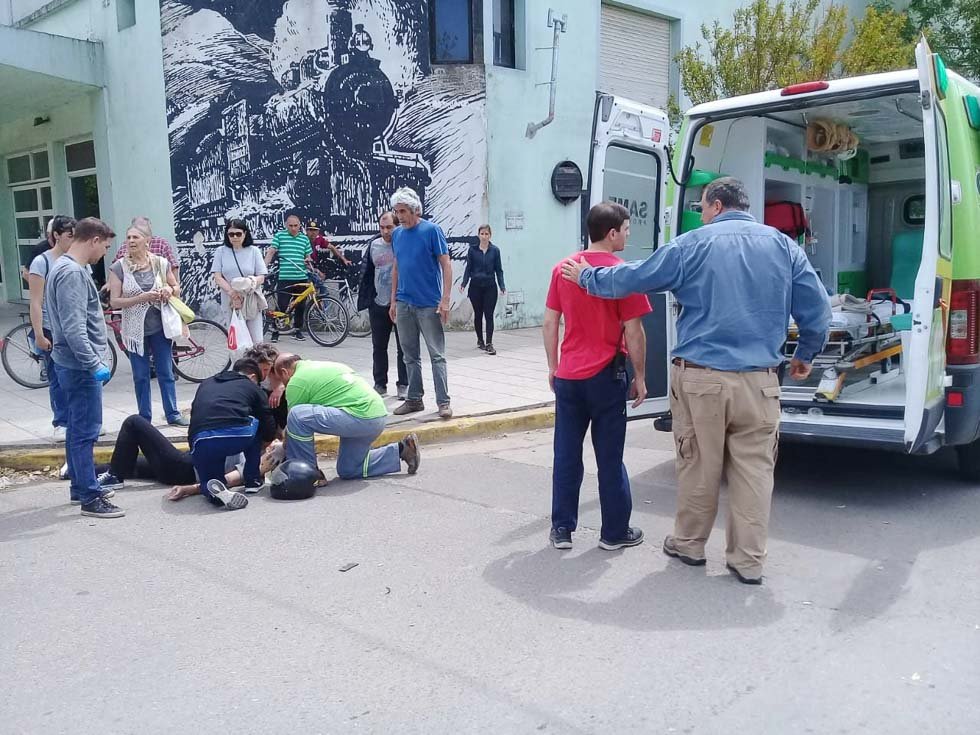 Chocaron una camioneta y una moto: una mujer sufrió heridas
