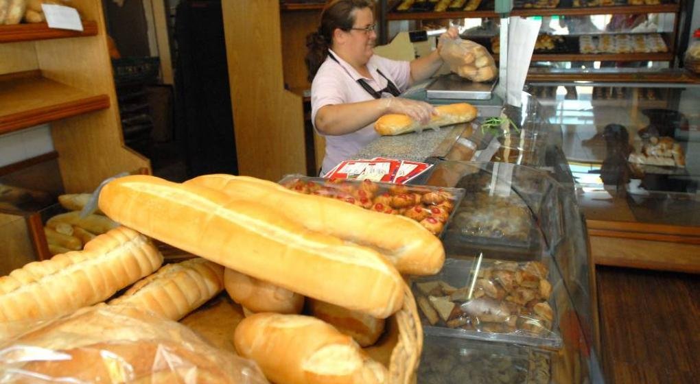 Desde hoy el kilo de pan cuesta $ 100