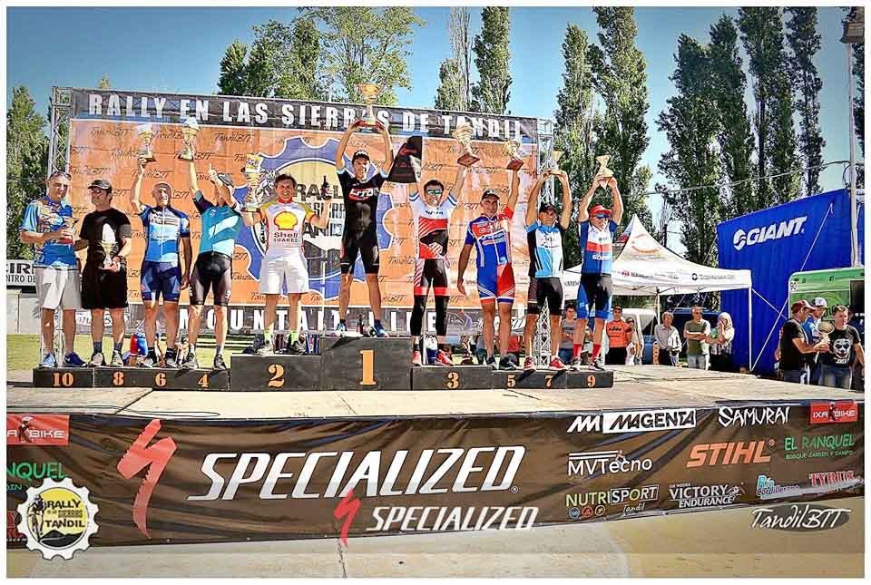 Gustavo Bibbó y Raúl Colella festejaron en el podio del "Rally de las sierras de Tandil"