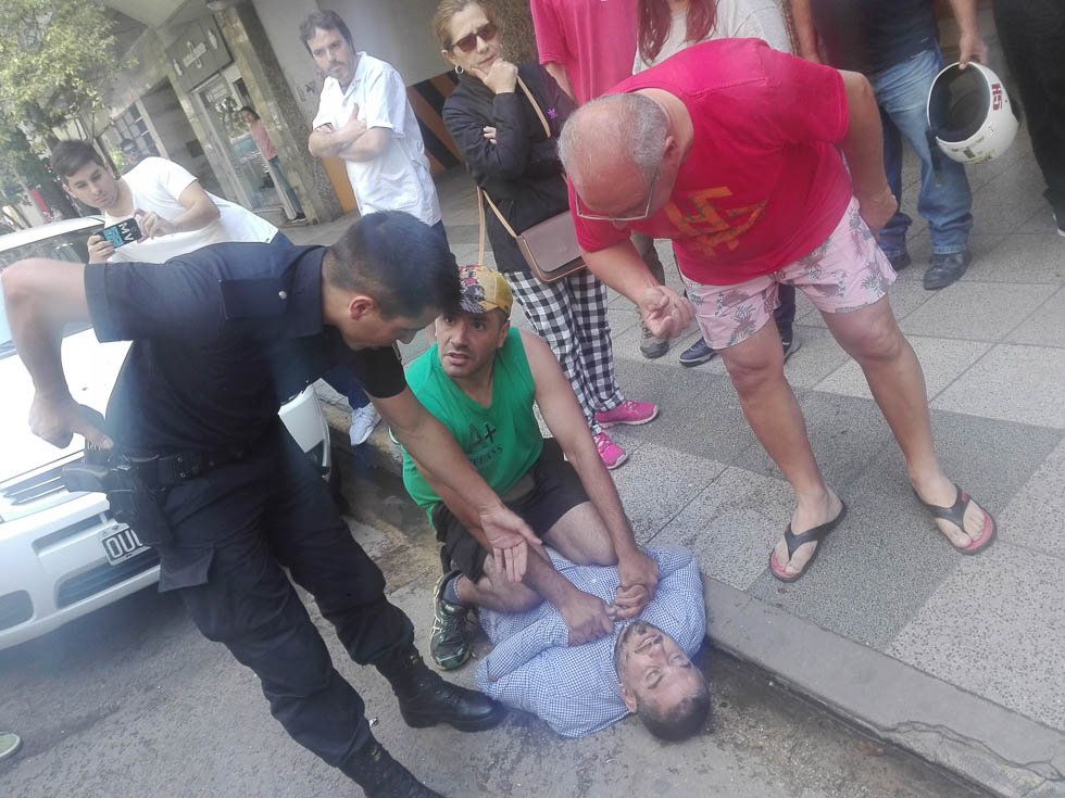 Balcarceño justiciero: fue asaltado por un  Motochorro, lo persiguió y logró detenerlo