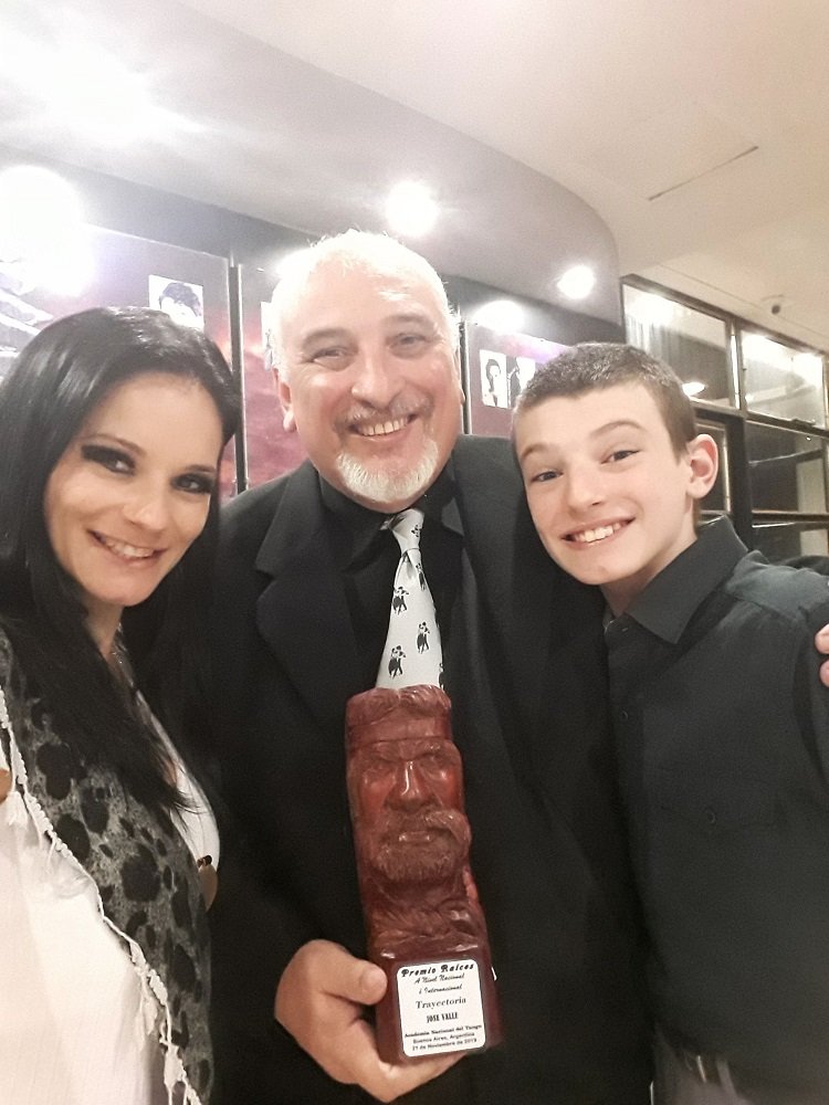 José Valle recibió el  premio "Raíces"