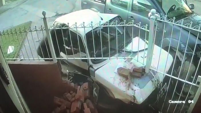 Lesiones graves sufrió el conductor de un auto en un tremendo choque