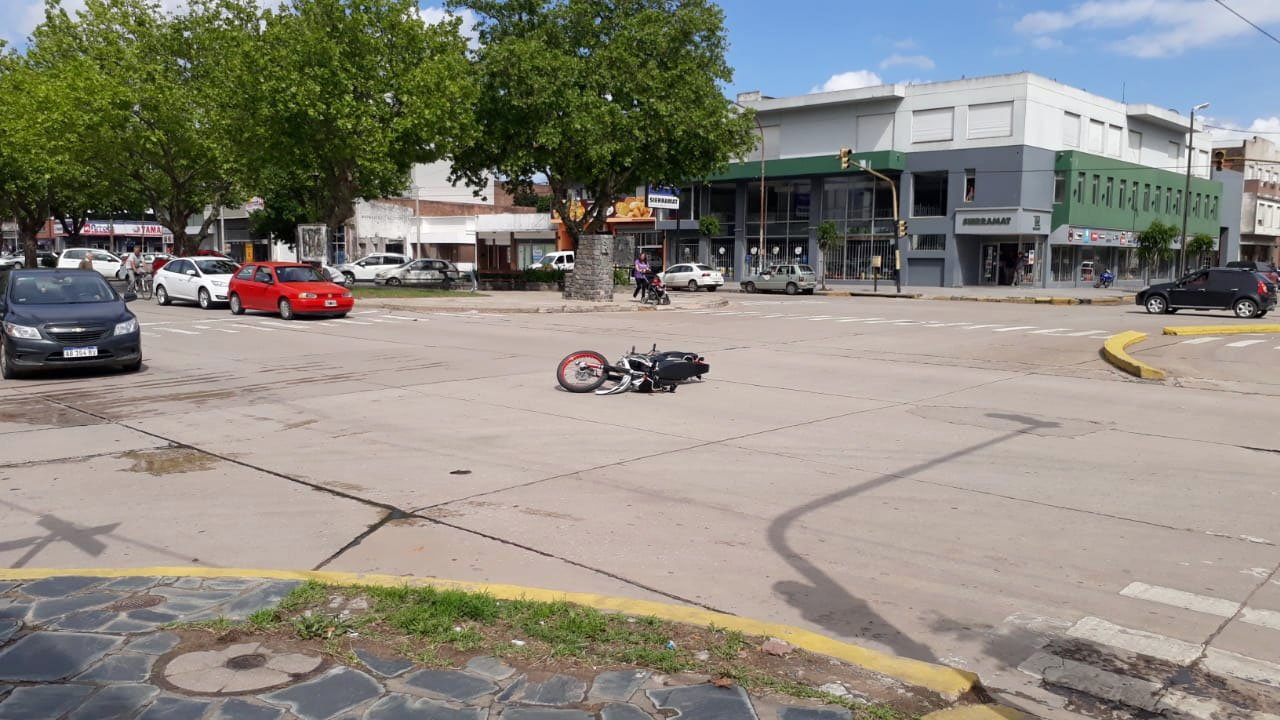 Choque entre un auto y una moto