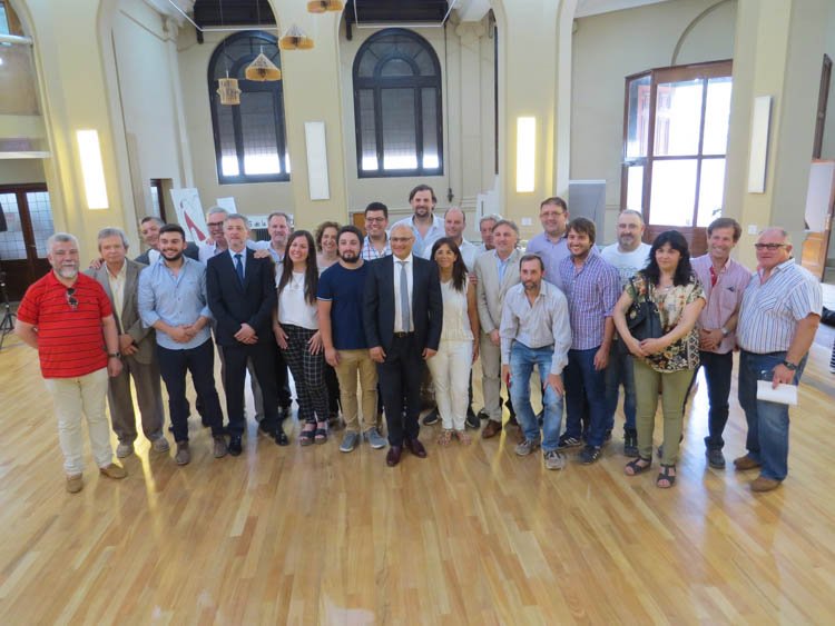 Reino asumió por un nuevo período al frente del Ejecutivo convocando "al diálogo" a la oposición
