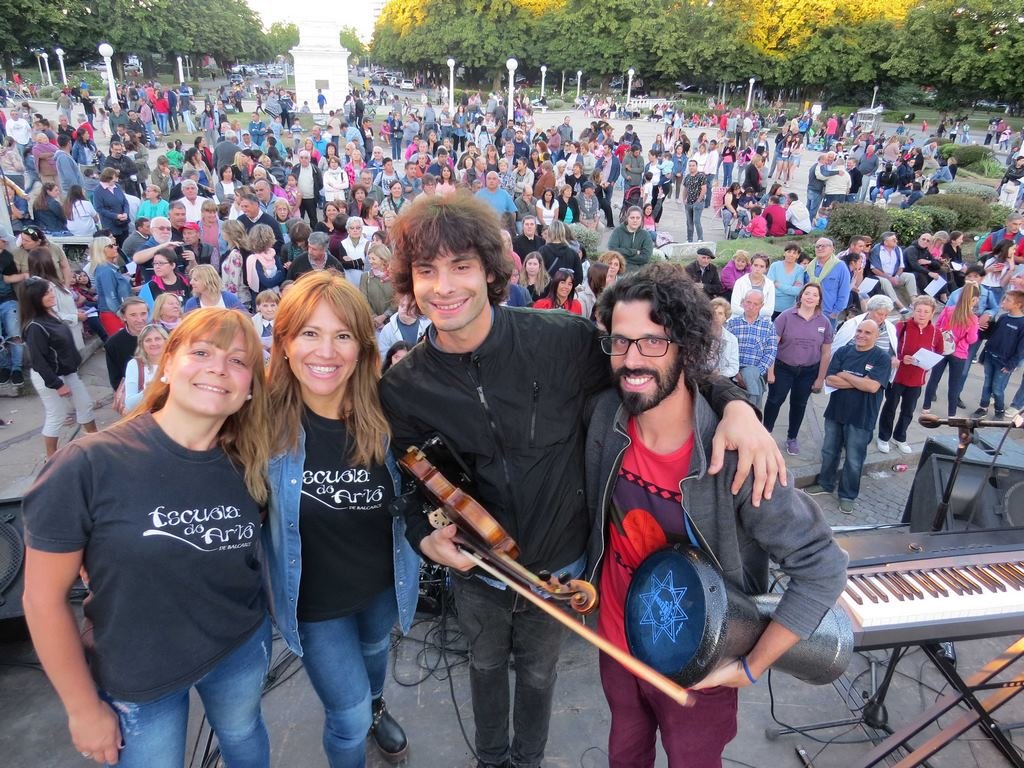 Balcarce se unió al canto de un país