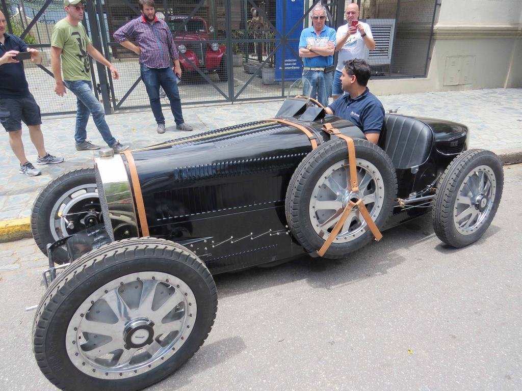 Un constructor que siente orgullo de exhibir  una pieza de su creación en el Museo Fangio