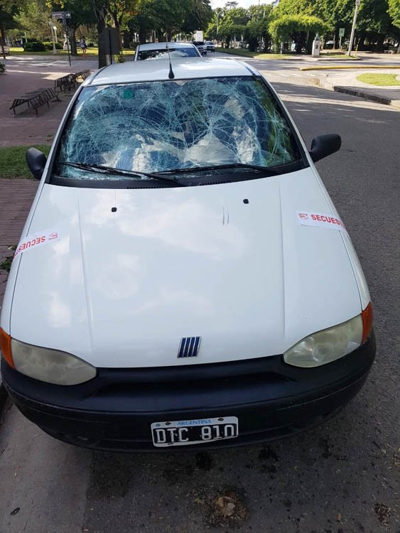 Atropelló a tres jóvenes y escapó:  fue identificado y el auto secuestrado
