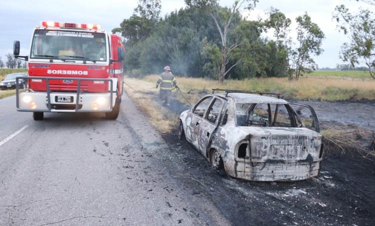 El fuego destruyó un auto