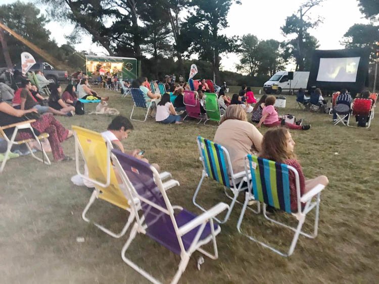 "Cine al Cerro" buena cantidad de público disfrutó de la propuesta