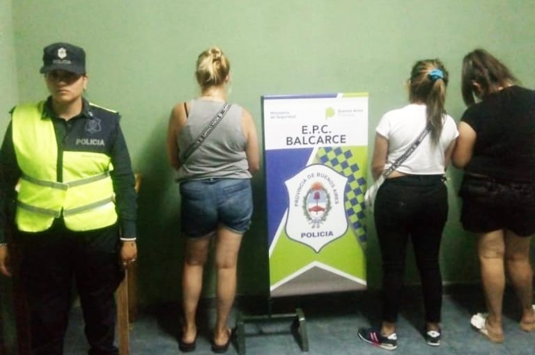 Comerciante posibilitó la detención de tres “mecheras” 