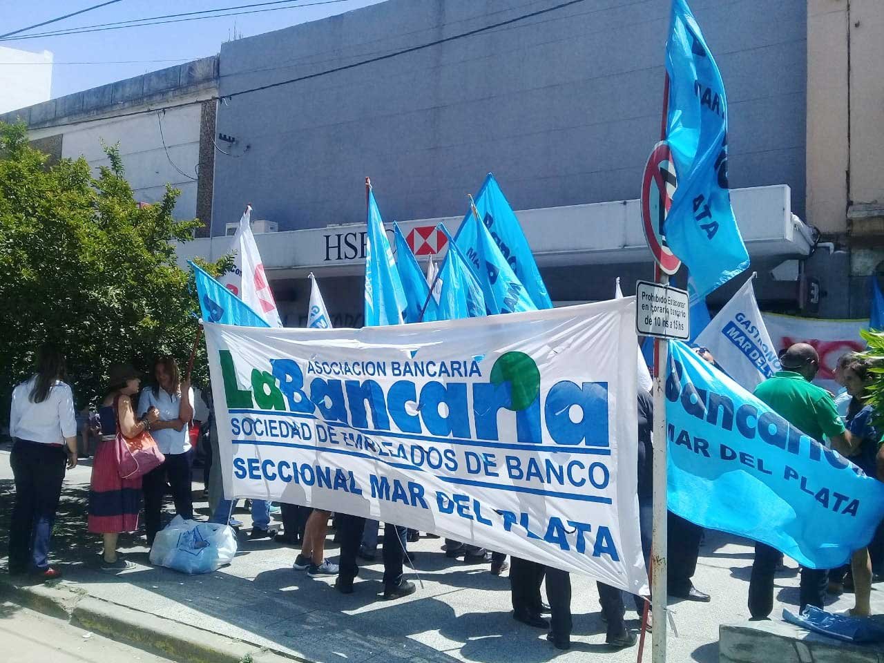 Protesta ante la sede del HSBC para evitar que cierre el 31 de este mes