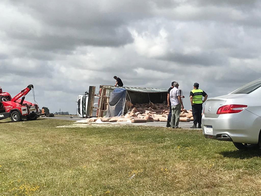 Camionero de Balcarce se vio involucrado en  triple choque en la ruta 2 que provocó un toro