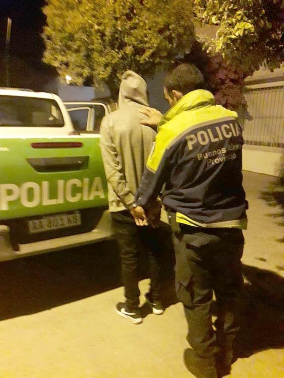 Intentó robar la batería de  un auto; terminó preso