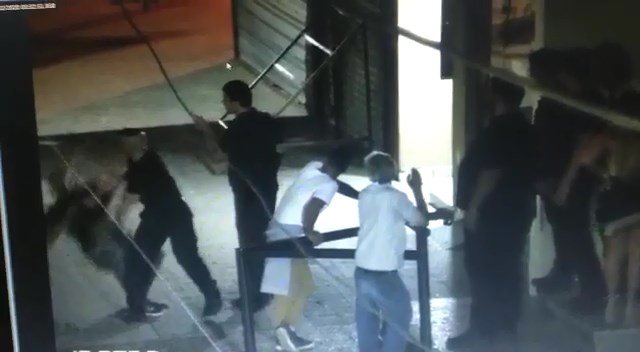Brutal golpiza de un patovica a una persona, que fue operada de urgencia
