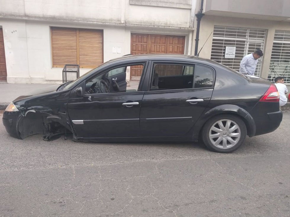Vehículo descontrolado embistió a  otros dos que estaban estacionados