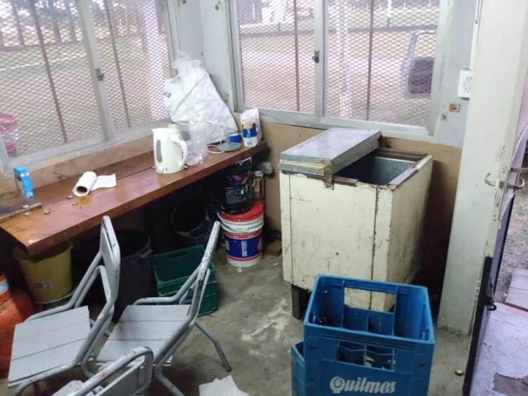 Roban bebidas, comestibles y ropa de un quiosco en Amigos Unidos