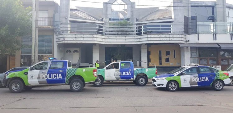 Allanan, secuestran material y  clausuran la confitería bailable