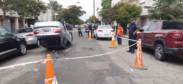 Roce entre dos autos provocó el vuelco  de uno de ellos: no hubo heridos 