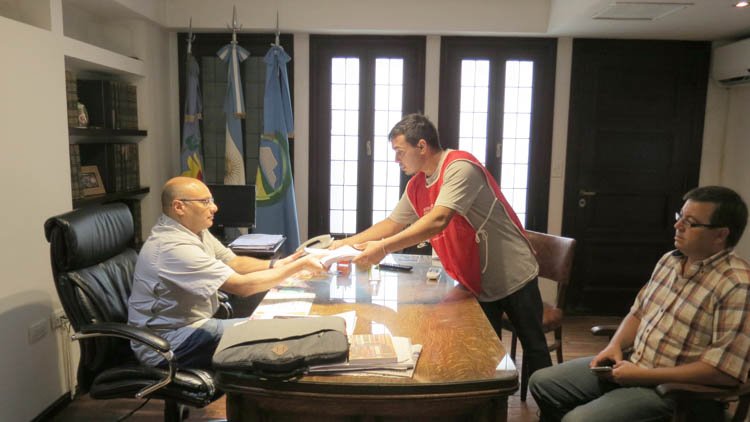 Reino encabezará hoy una reunión para tratar de destrabar el conflicto de Aguas de Balcarce
