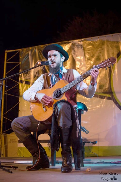 Franco Coria  brilló con  su arte en el Festival Callejero de Cosquín