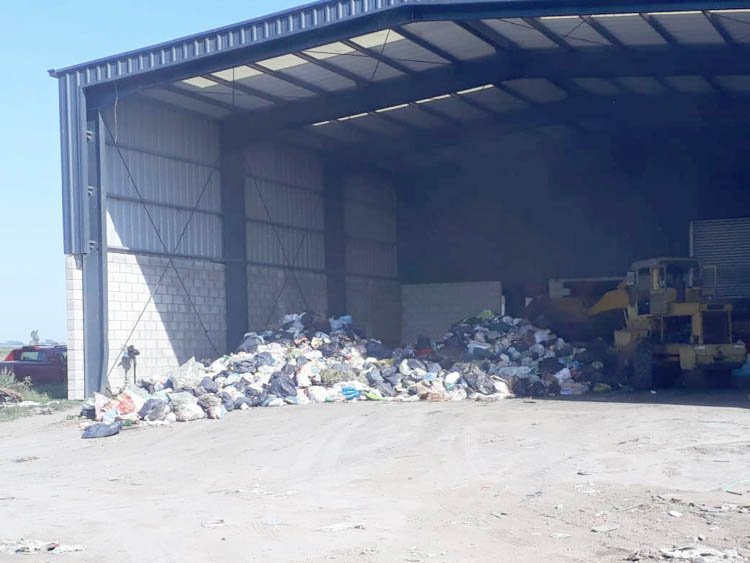 Concejales señalan que falta más maquinaria y  personal para reciclar toda la basura que ingresa