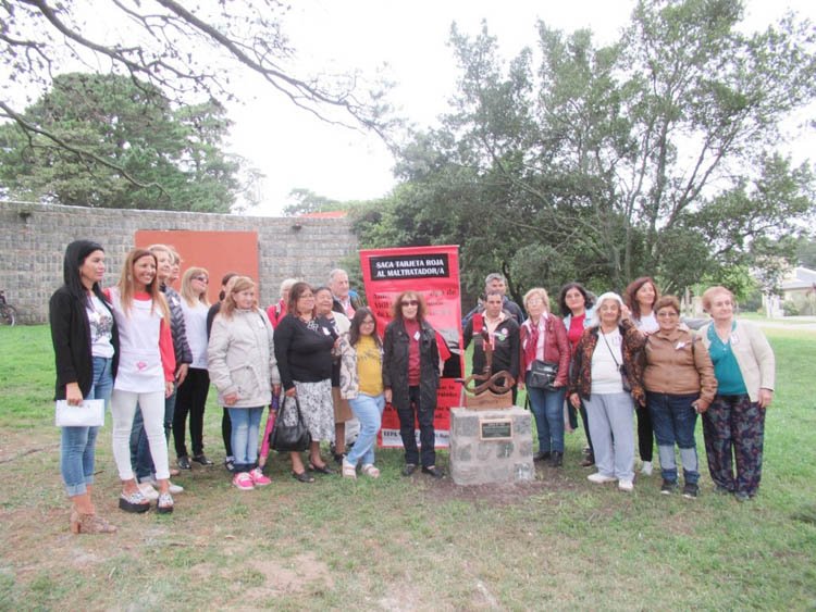 Un monolito sobre violencia de género fue descubierto en el cerro «El Triunfo»