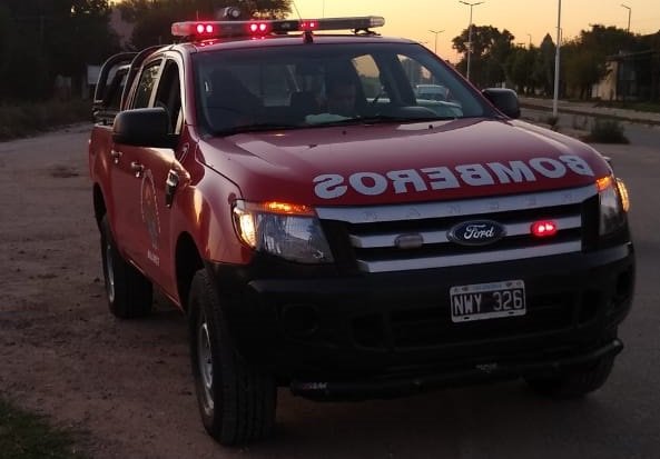 Bomberos dan recomendaciones  por las calles con megáfono