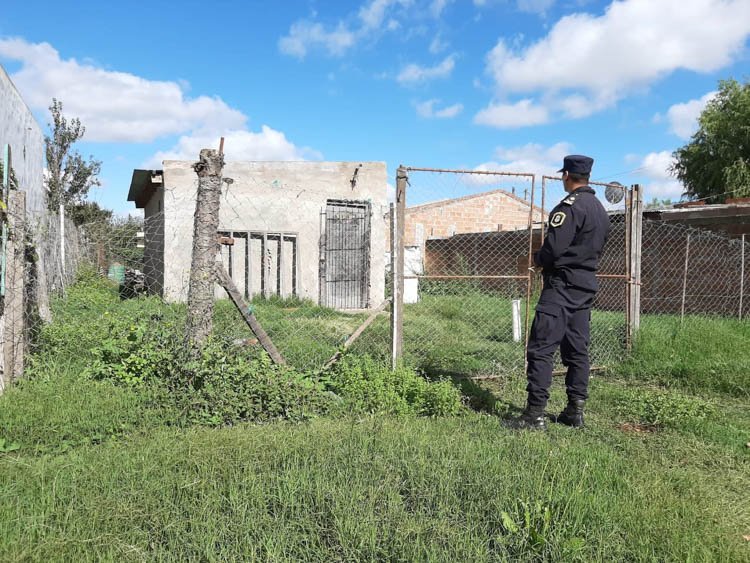 Destrozaron una puerta y  luego robaron en una casa