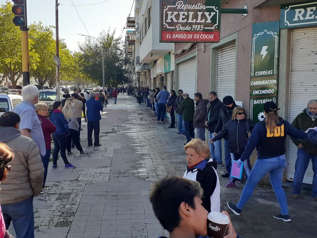 Interminables colas en las sucursales bancarias