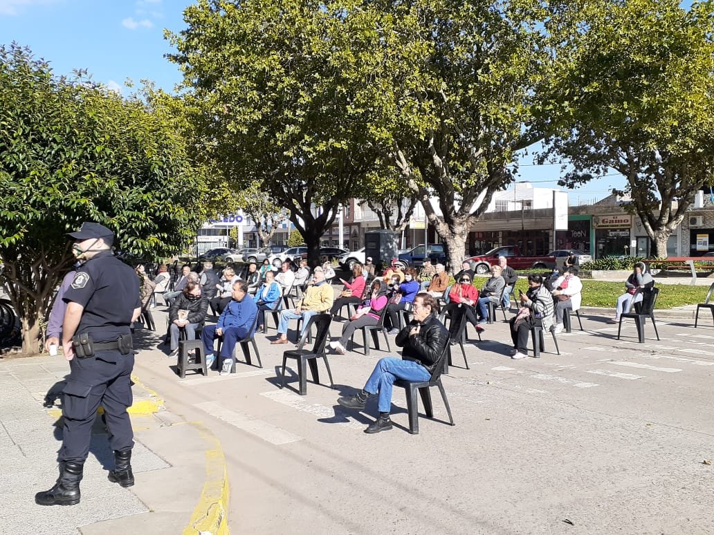 Mucha menos gente, sillas y café frente a las sedes bancarias