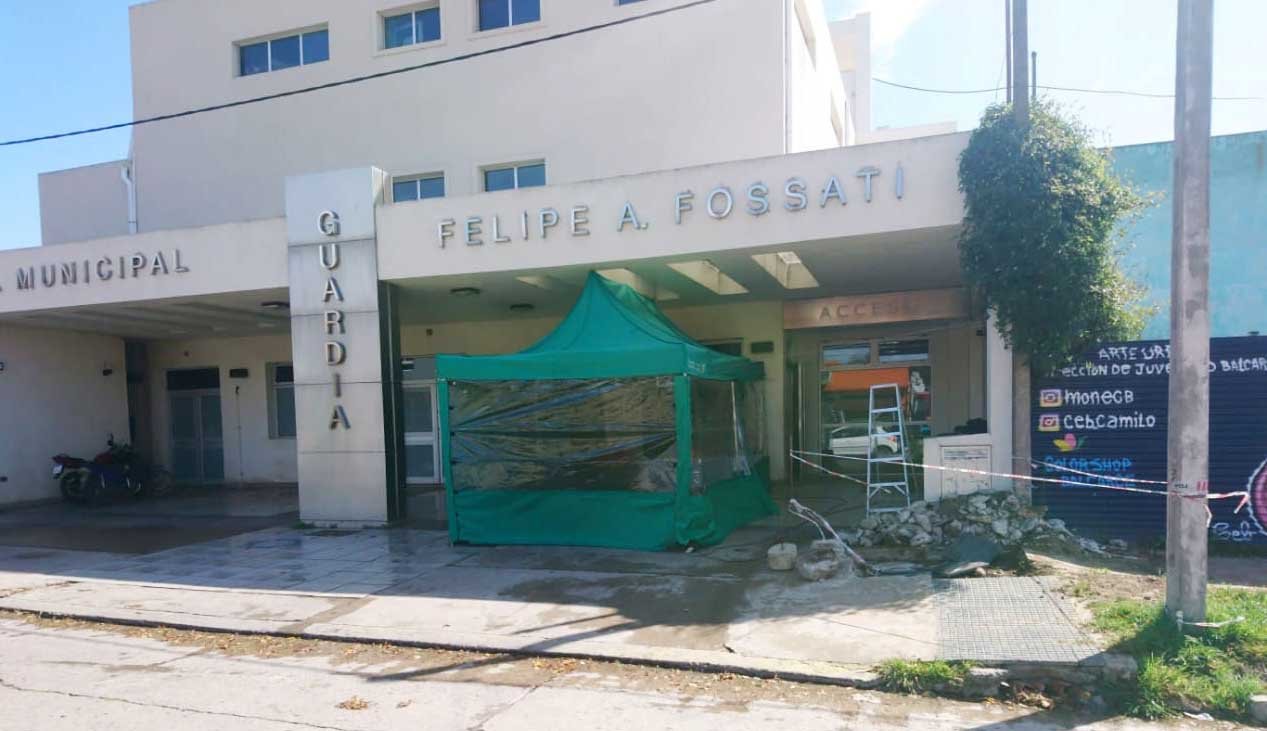 Instalan gazebo para que funcione el «triage» en acceso al Hospital