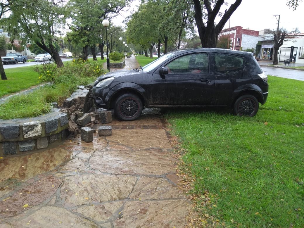 Hace instantes: colisionan dos autos, uno de ellos quedó sobre la plazoleta
