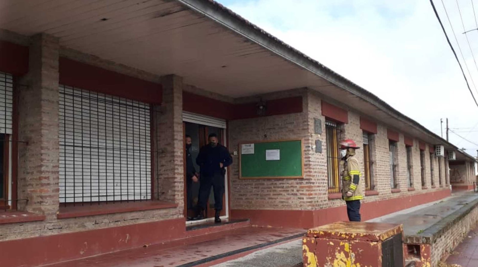 Rescatan a dos niños que subieron al techo de Protección a la Infancia
