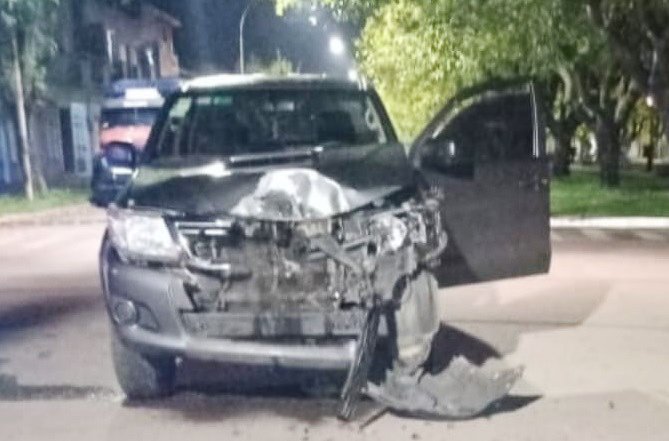 Móvil policial fue embestido en  avenida del Valle por una pick up