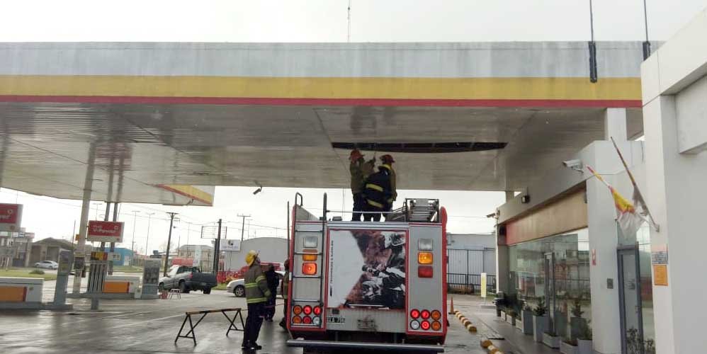 Fuertes ráfagas de viento provocaron la  voladura de techos y otros inconvenientes