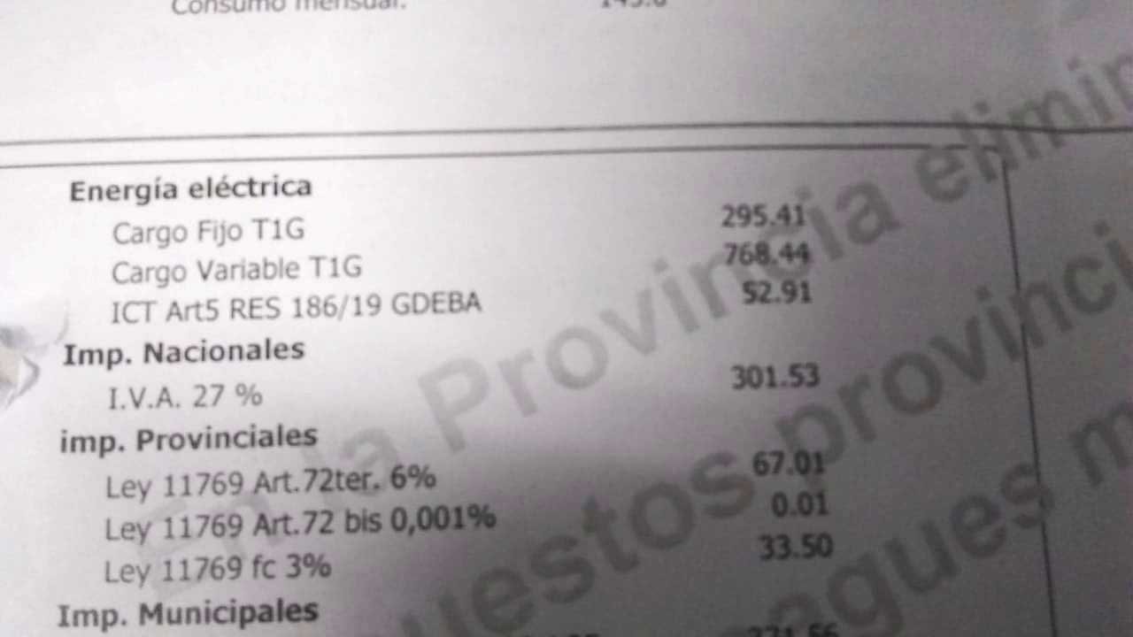 Luz: advierten que las empresas  todavía cobran "compensaciones"  por la devaluación del 2018