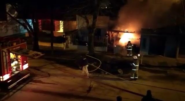 Voraz incendio en el depósito de una casa