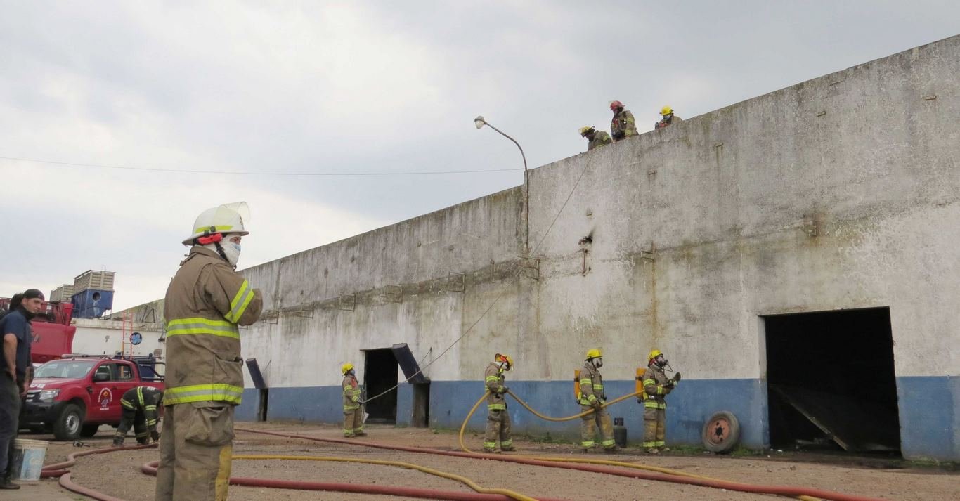 Cuatro dotaciones de Bomberos trabajaron  en la extinción de un incendio en un galpón