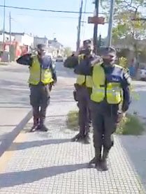Noble gesto de un  policía, que se  viralizó en las redes