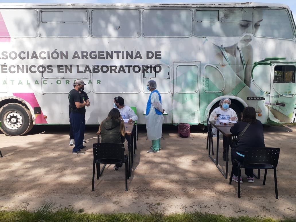 El 53% de los hisopados dieron positivo