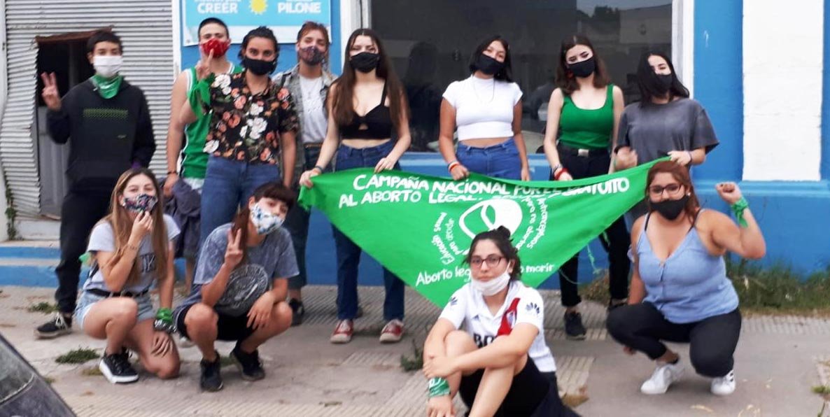 El Frente de Géneros y Disidencias se concentró para seguir la sesión de la ILE
