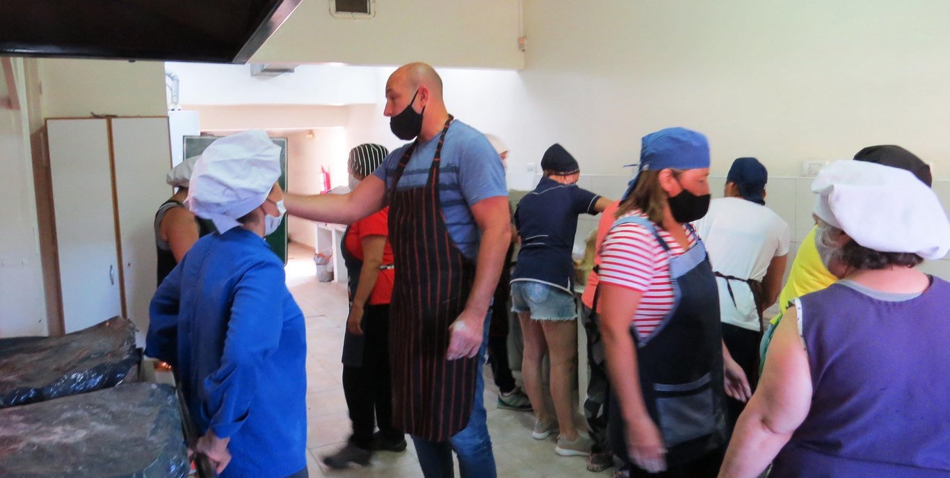 Martiniano Molina acompañó la  elaboración del "Pan dulce solidario"